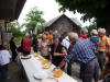 vor der Alphornmacherei beim Aperitif